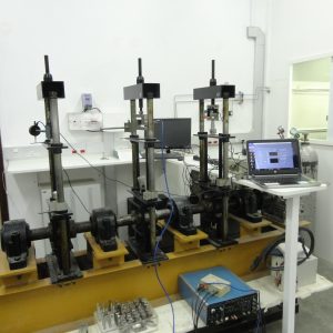 Máquina para ensaios de tração simultâneos